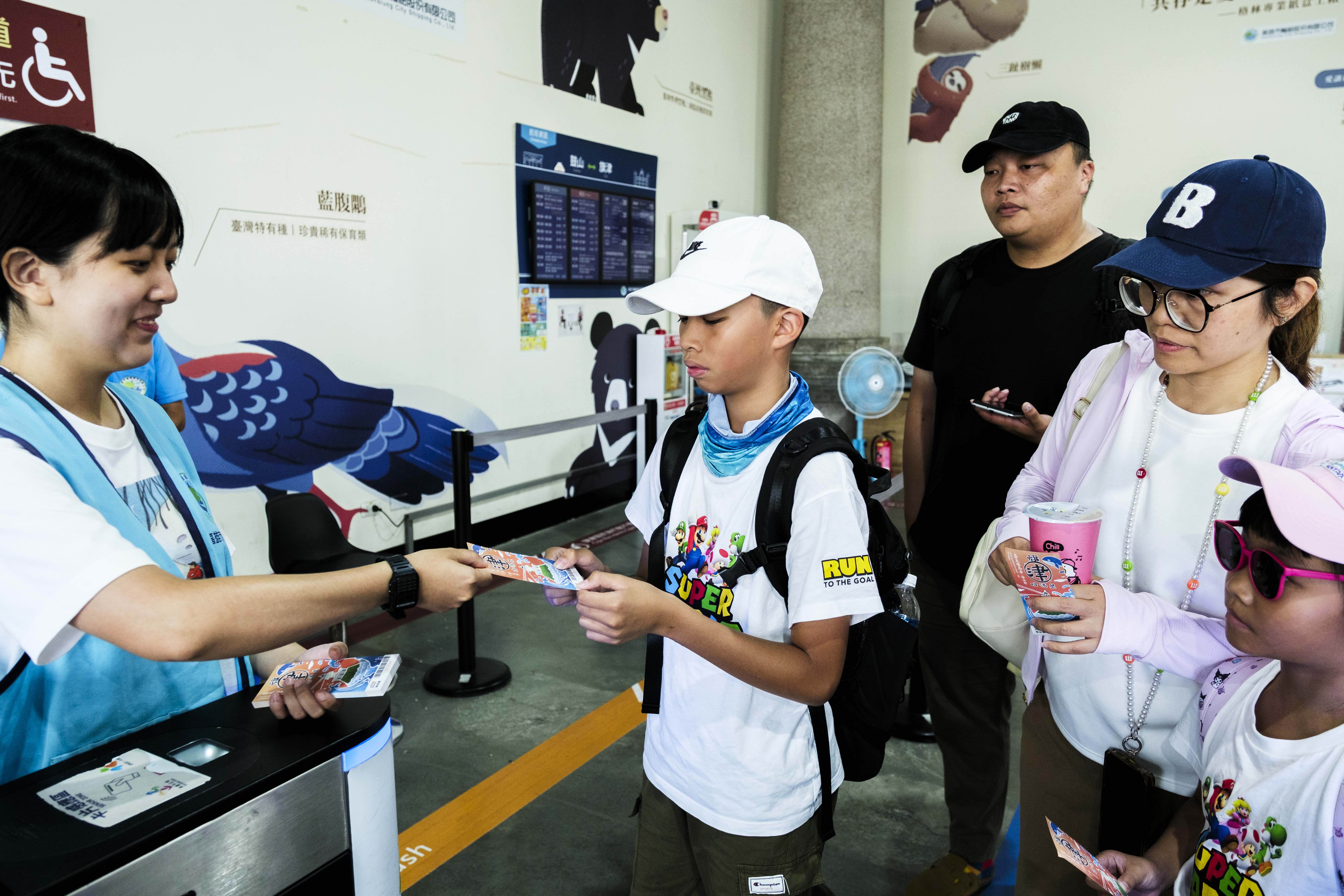 「旗津X哈瑪星盛夏優惠券」以「搭渡輪、聽演唱會、住一晚、品美食」四大消費情境發放，引導遊客深入旗津、哈瑪星消費。